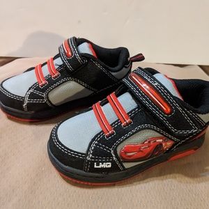 Kid's tennis shoes